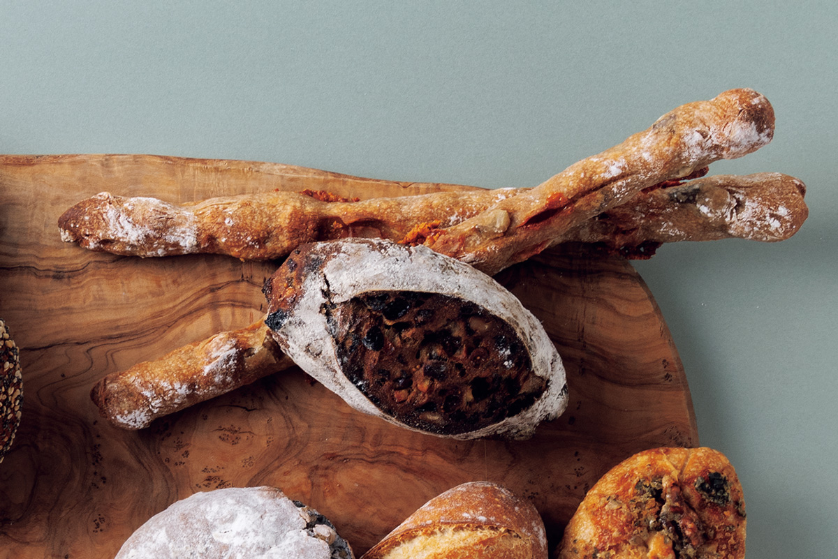 【六本木ほか】〈bricolage bread & co.〉の「いぶりがっこのバトン（上）」と「フリュイ （下）」