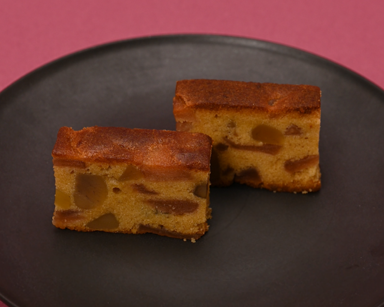 〈KURAKICHI〉の「KURAKICHIあきたフルーツケーキ（善兵衛栗と紅あかりのキャラメルケーキ）5個入」