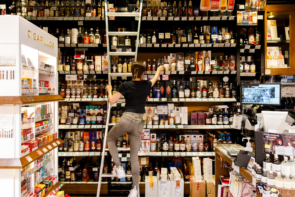 【東京駅】〈LIQUORS HASEGAWA 本店〉