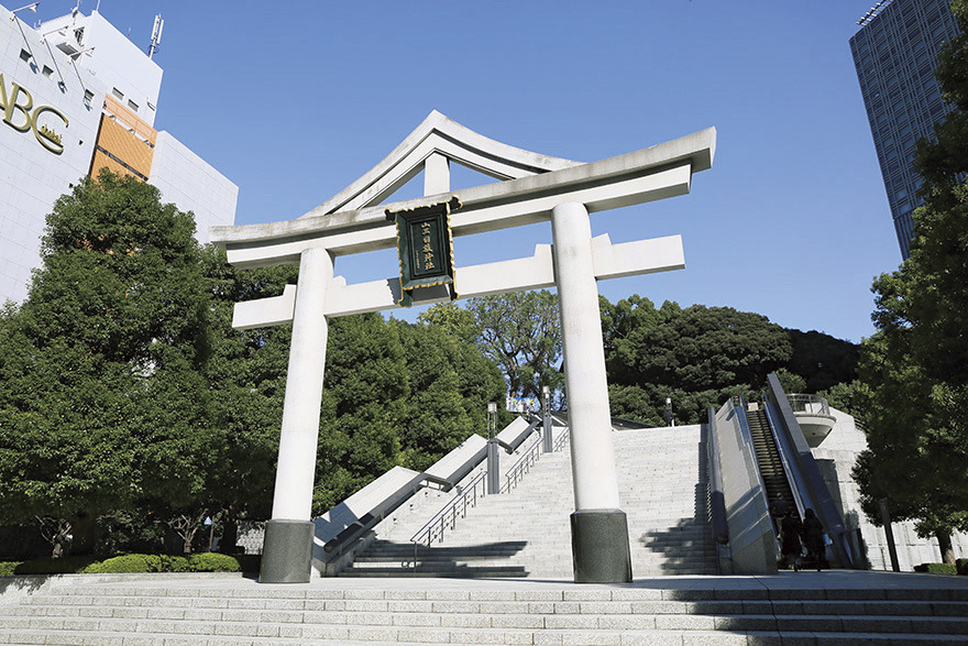 赤坂のオフィス街で縁結び、恋愛運アップのご利益に恵まれたいなら〈日枝神社〉へ。