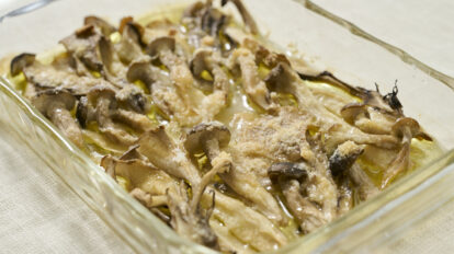 手でさくだけ！きのことチーズの相性のよさといったら！「色々きのこのこんがりトースト」レシピ。