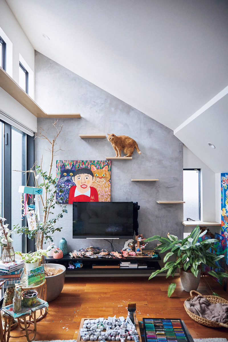 猫雑貨と猫との奇跡の共存！ 窓拭きおじさんとの動画が話題になった猫の、現在のお家