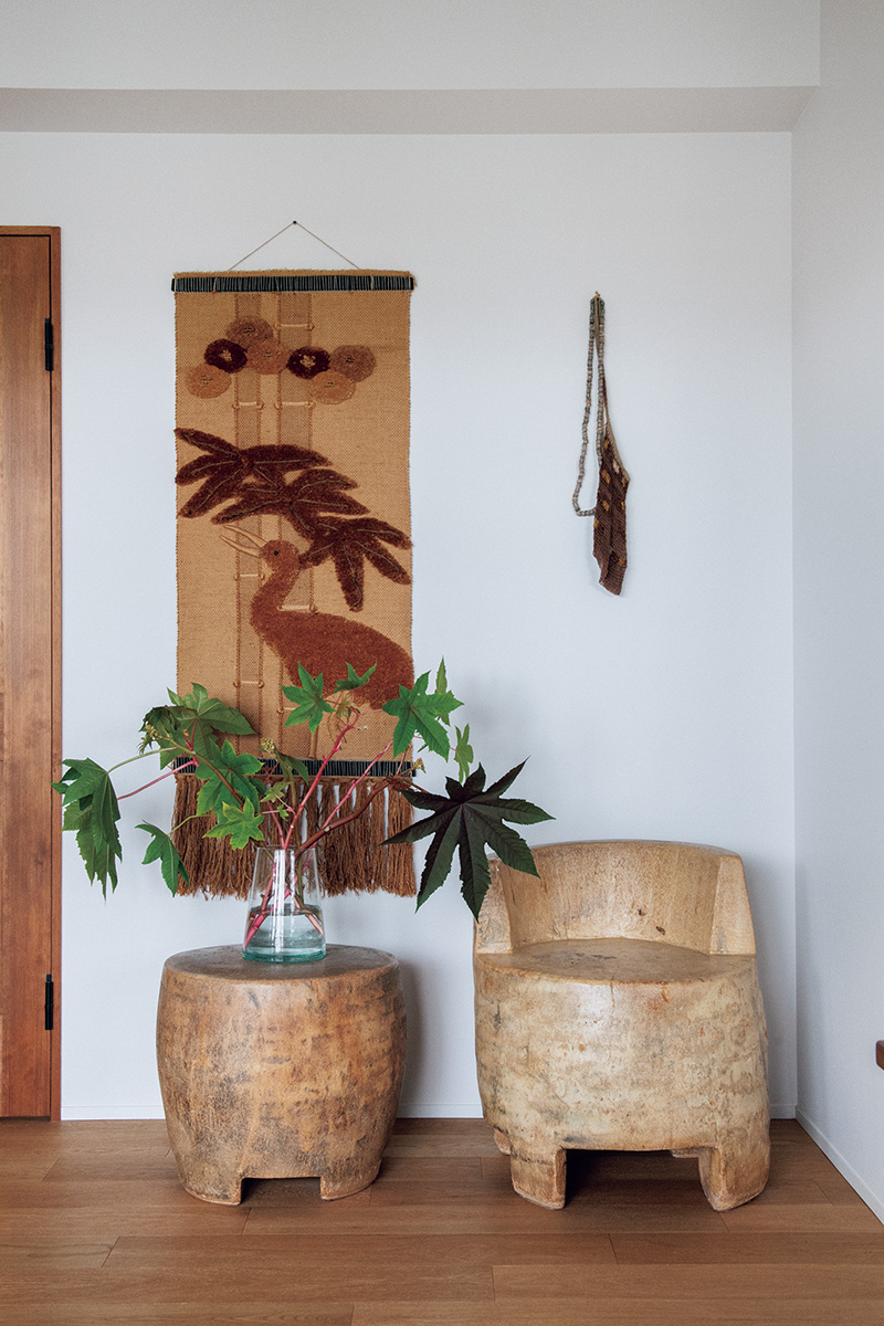 「夫に内緒で購入した」存在感抜群のスツールはヤシの木をくり抜いて造られたマリのもの。
