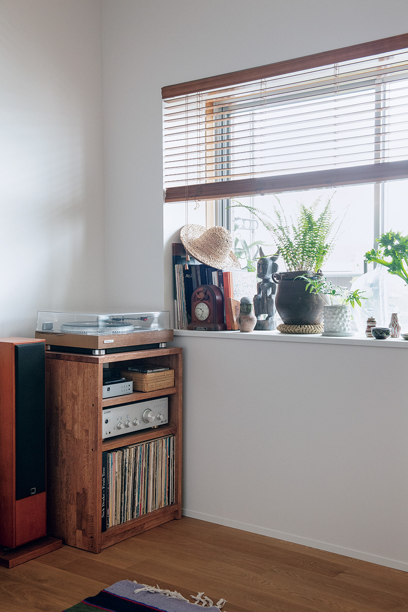 オーディオの棚はキッチンのシェルフと併せ寛郎さんがDIY。窓際のディスプレーも美しい。
