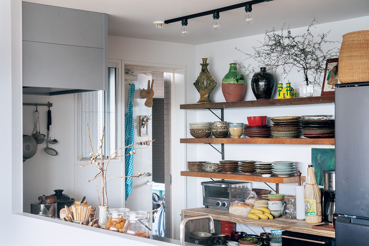 掛谷康樹さんの〈惣堂窯〉をはじめ店でも紹介する器を普段使いに。ヴィンテージのミキサーやケトルなど、海外ブランドのアンティークも。