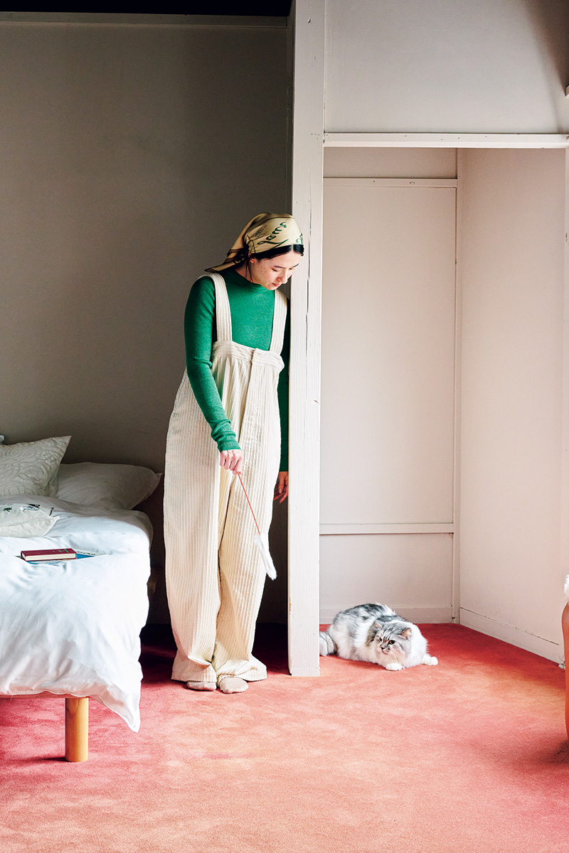 コーデュロイオールインワン31,900円(ヤーモ)、頭に巻いたシルクスカーフ27,500円(ア ピース オブ シック|共にグラストンベリーショールーム 03-6231-0213)/中に着たグリーンのクルーネックトップス36,300円(エイトン|エイトン青山 03-6427-6335)/ソックスはスタイリスト私物 コーデュロイオールインワン31,900円(ヤーモ)、頭に巻いたシルクスカーフ27,500円(ア ピース オブ シック|共にグラストンベリーショールーム 03-6231-0213)/中に着たグリーンのクルーネックトップス36,300円(エイトン|エイトン青山 03-6427-6335)/ソックスはスタイリスト私物