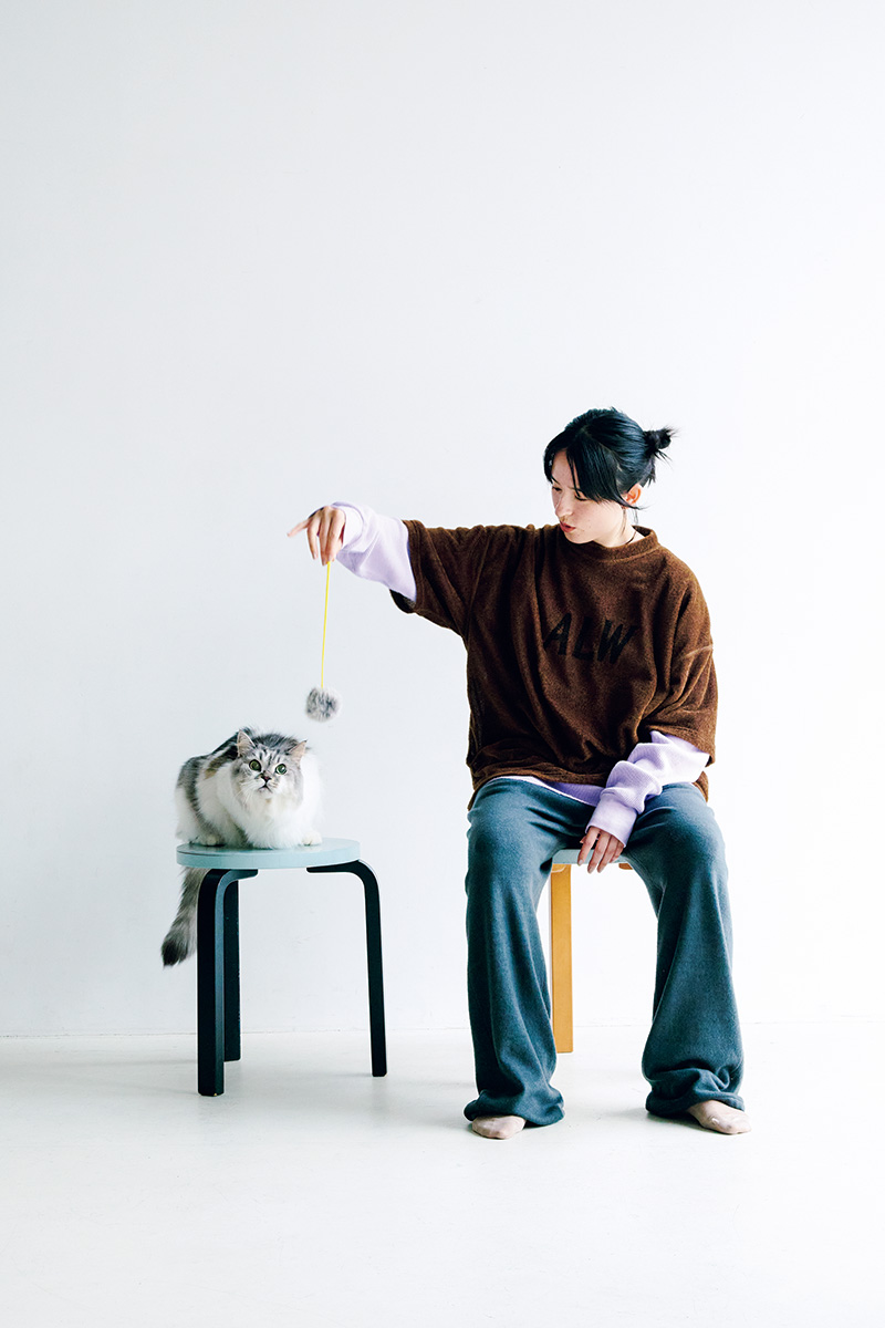 メッシュTシャツ18,700円(オルウェル|グラストンベリーショールーム 03-6231-0213)/中に着たパープルのサーマルトップス15,180円(クリーム|モットハウス・トーキョー 03-6325-2593)/ニットパンツ75,900円(エイトン|エイトン青山 03-6427-6335)/ソックスはスタイリスト私物 メッシュTシャツ18,700円(オルウェル|グラストンベリーショールーム 03-6231-0213)/中に着たパープルのサーマルトップス15,180円(クリーム|モットハウス・トーキョー 03-6325-2593)/ニットパンツ75,900円(エイトン|エイトン青山 03-6427-6335)/ソックスはスタイリスト私物