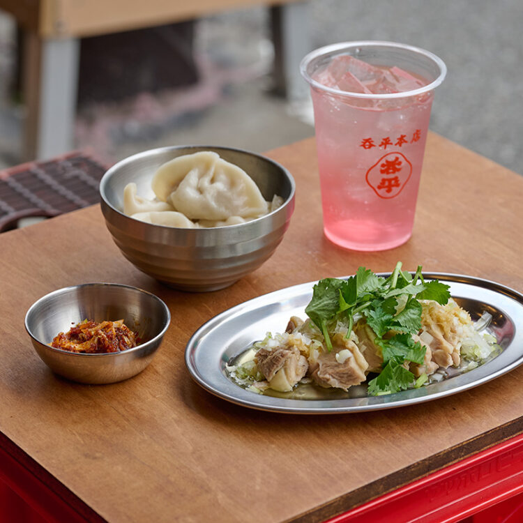 赤紫蘇サワー、水餃子各600円、蒸鶏の特製葱ソース750円。パクチートッピング100円。 赤紫蘇サワー、水餃子各600円、蒸鶏の特製葱ソース750円。パクチートッピング100円。