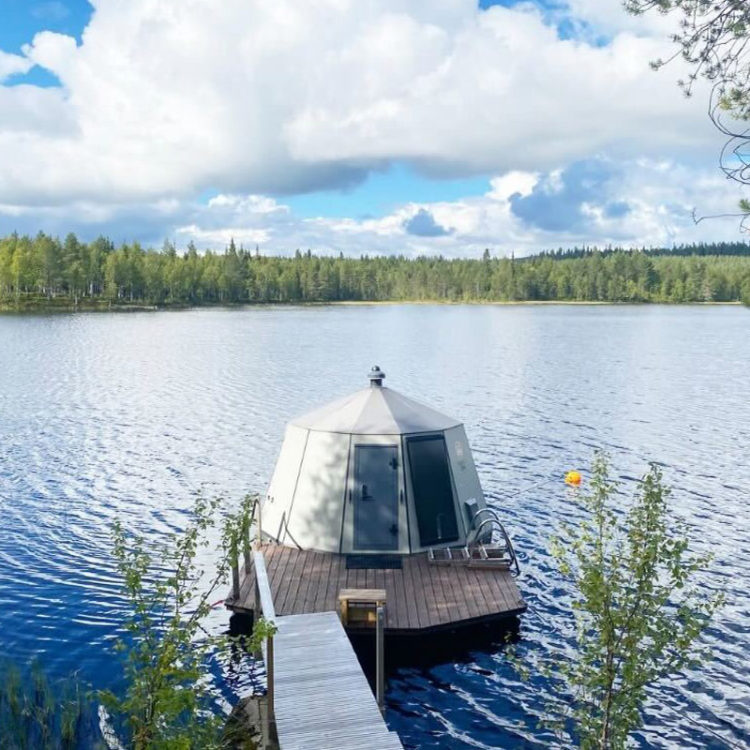 ある意味、本日のメインイベント、サウナからの湖ドボン! こんな美しい湖が、サウナルームの目の前にあることに、まず感謝。 ある意味、本日のメインイベント、サウナからの湖ドボン! こんな美しい湖が、サウナルームの目の前にあることに、まず感謝。
