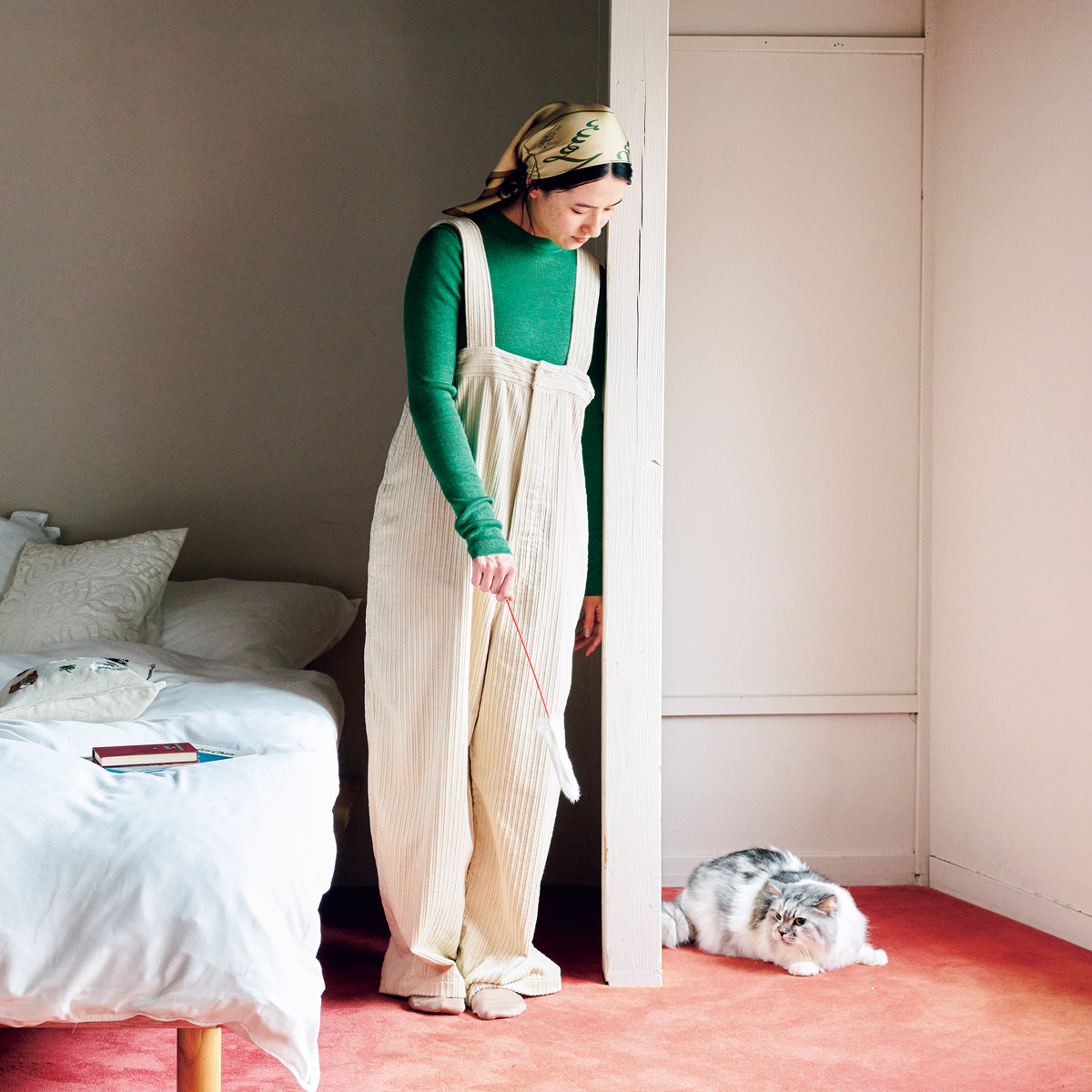 コーデュロイオールインワン31,900円(ヤーモ)、頭に巻いたシルクスカーフ27,500円(ア ピース オブ シック|共にグラストンベリーショールーム 03-6231-0213)/中に着たグリーンのクルーネックトップス36,300円(エイトン|エイトン青山 03-6427-6335)/ソックスはスタイリスト私物 コーデュロイオールインワン31,900円(ヤーモ)、頭に巻いたシルクスカーフ27,500円(ア ピース オブ シック|共にグラストンベリーショールーム 03-6231-0213)/中に着たグリーンのクルーネックトップス36,300円(エイトン|エイトン青山 03-6427-6335)/ソックスはスタイリスト私物