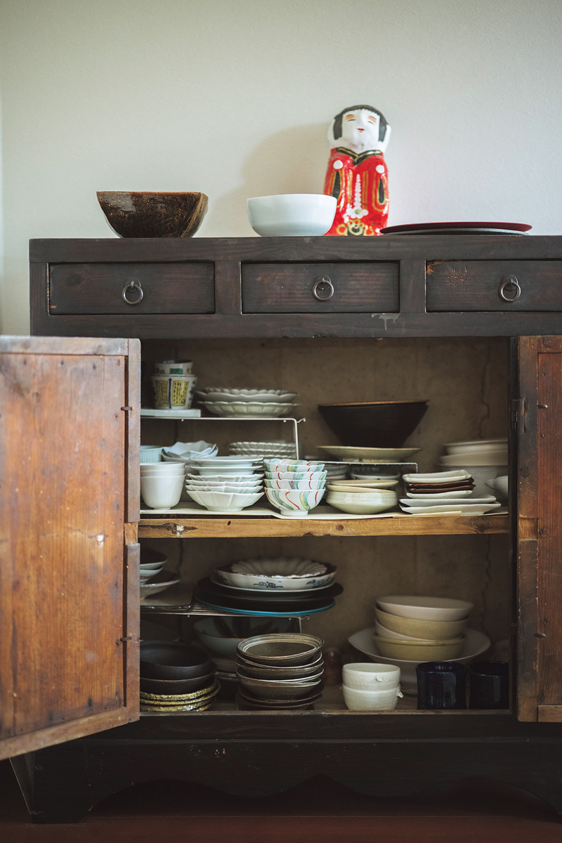 重厚な棚は李王家時代のもの。器は岡晋吾さん、正木春蔵さん、黒田泰蔵さんなど著名な作家の作品が並ぶ。 重厚な棚は李王家時代のもの。器は岡晋吾さん、正木春蔵さん、黒田泰蔵さんなど著名な作家の作品が並ぶ。