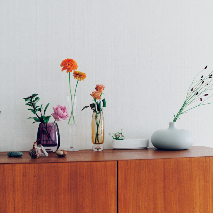 堂前さん、亜生さんと訪れたのは喫茶店〈カフェアルル〉。看板猫の次郎長さん（右）と最近加わった新人の茶柱さん（左）と一緒に。kotoichiokunohoshi.net/）