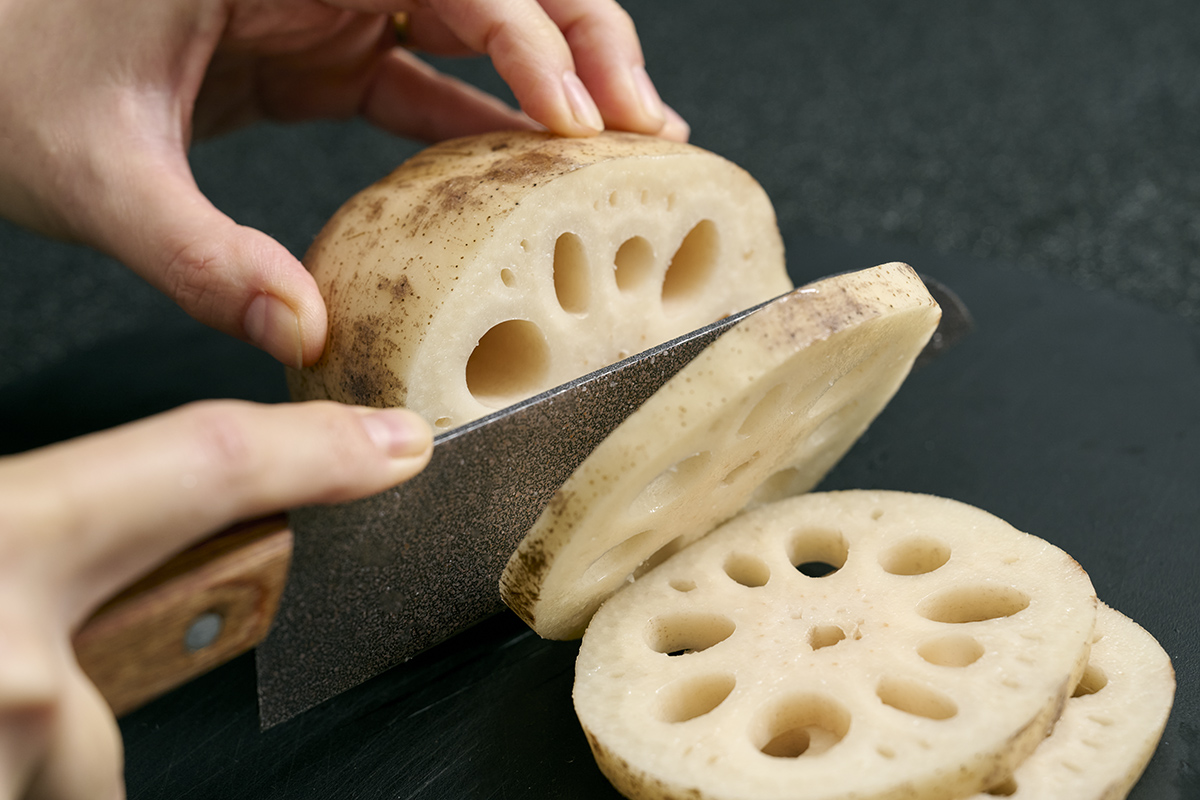 レンコンとチーズの簡単レシピ　レンコンを切っているところ