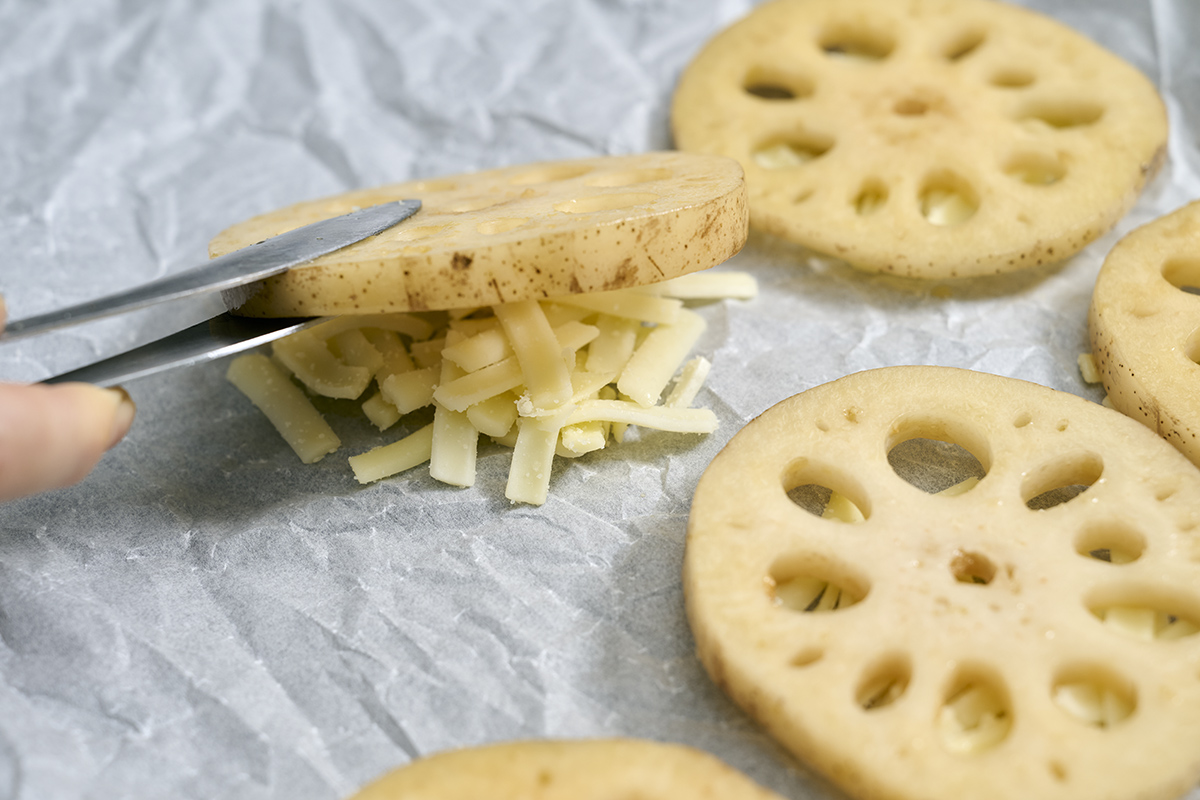 レンコンとチーズの簡単レシピ　チーズと焼くところ