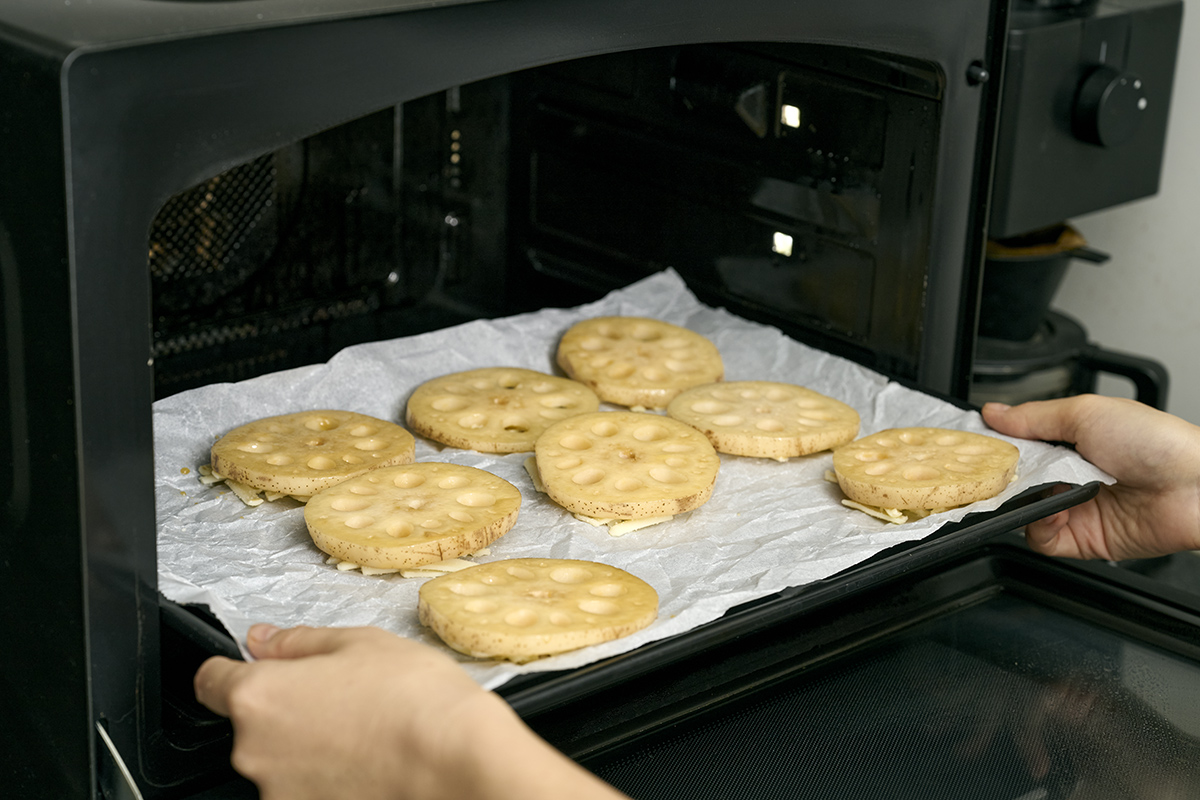 レンコンとチーズの簡単レシピ　チーズと焼くところ