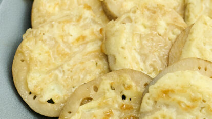 レンコンは焼くのが正解！食べたら止まらない「レンコンのカリッとチーズ焼き」。