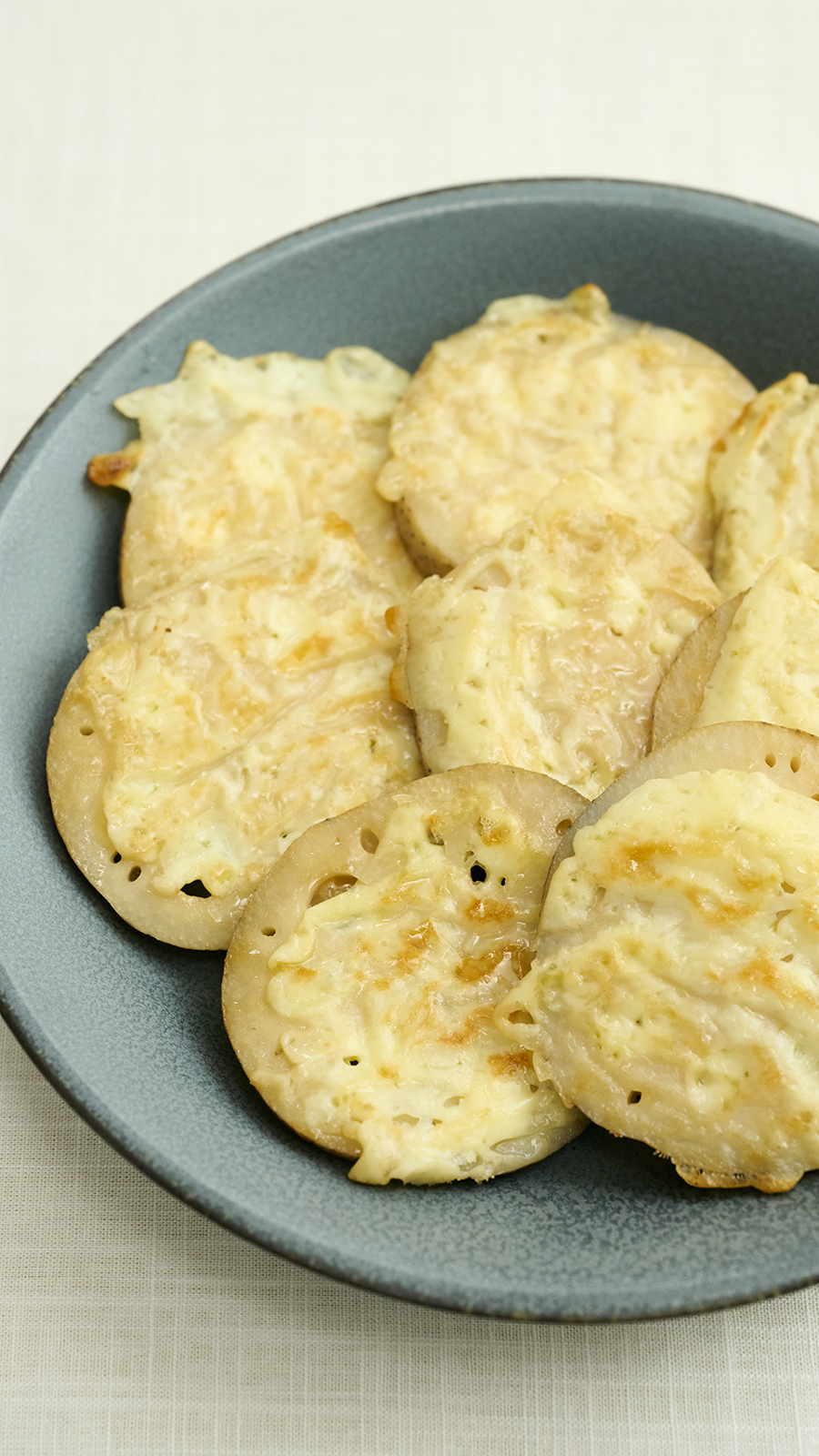 レンコンは焼くのが正解！食べたら止まらない「レンコンのカリッとチーズ焼き」。
