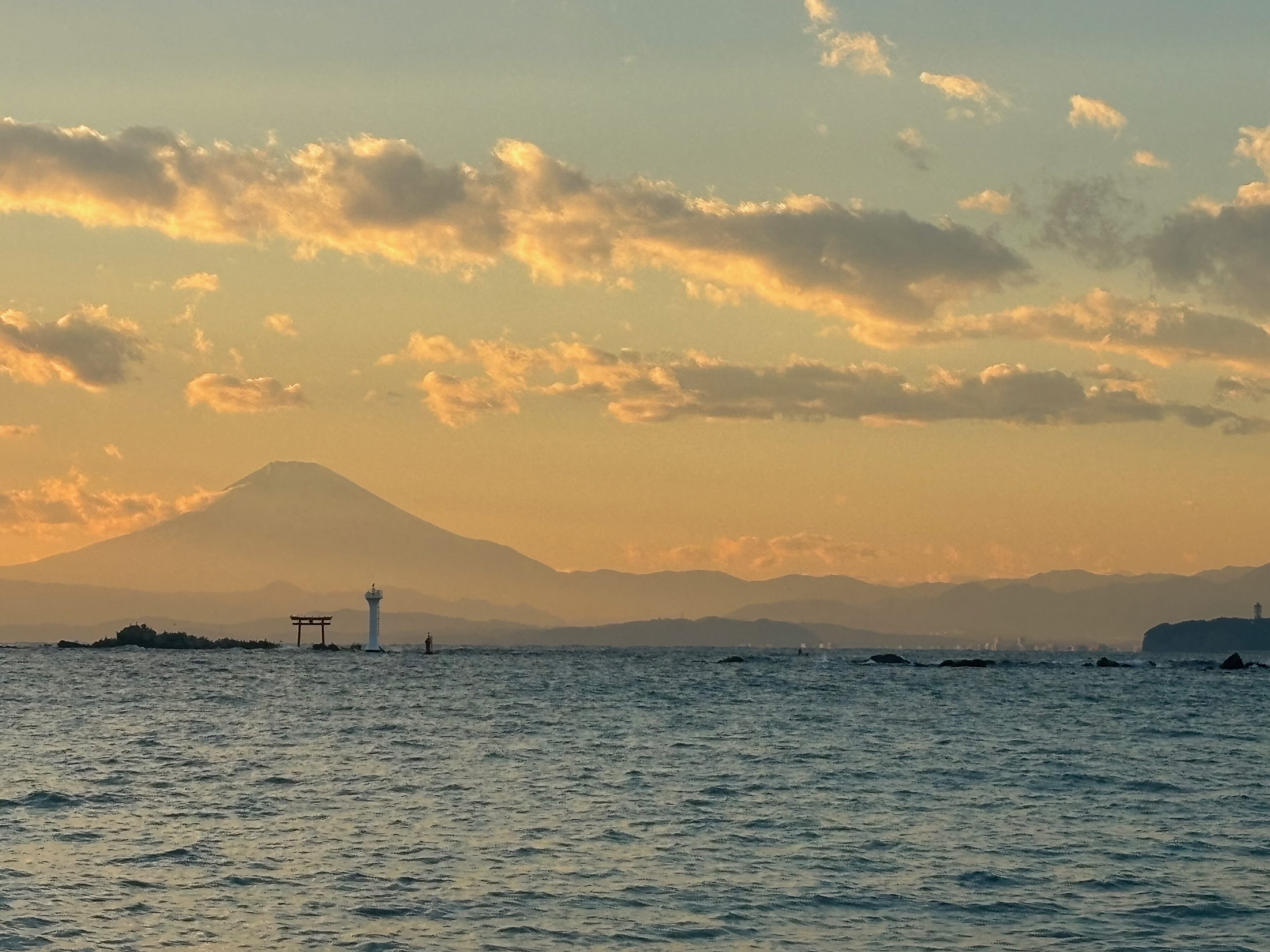 2026年の開運待ち受けに！パワーを感じる「午・水・陽の光」の風景8選。