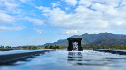 お詣り支度が整う絶景温泉宿へ。