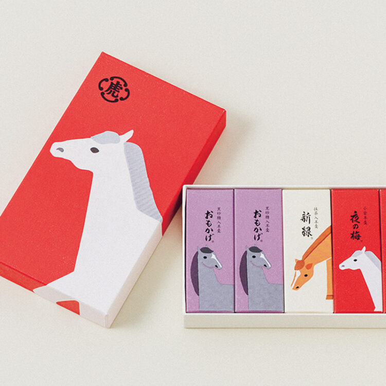 「干支柄化粧箱 小形羊羹 5本入（干支）」1,782円（とらや https://www.toraya-group.co.jp/）