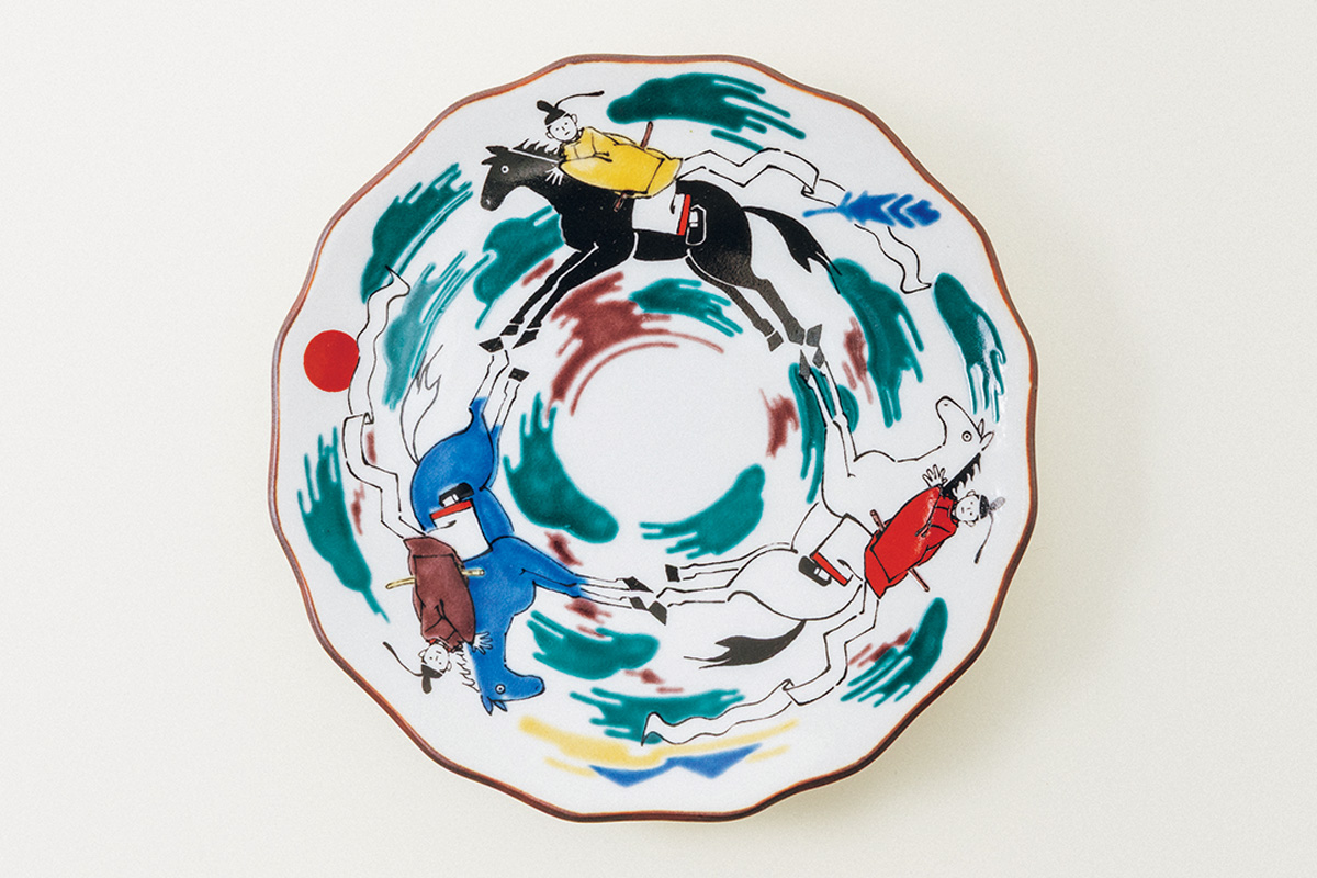 〈上出瓷藝（かみでしげい）〉の九谷焼の花型皿