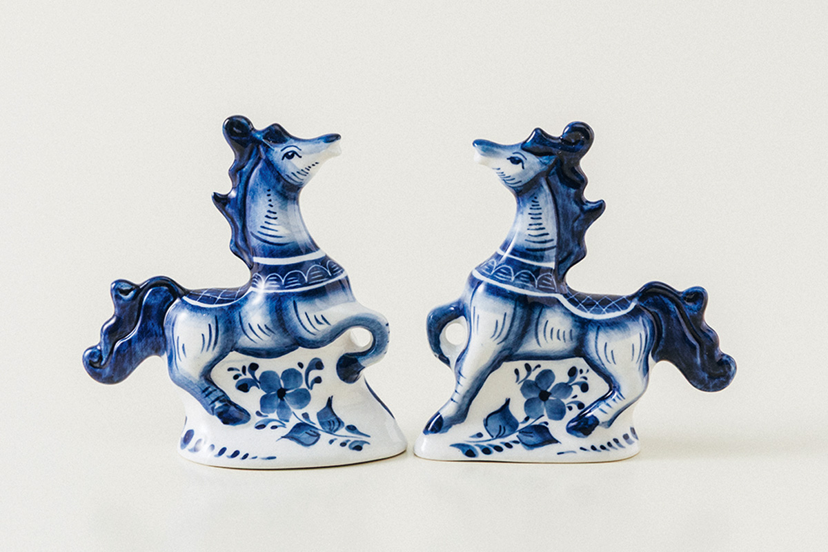 ロシアのグジェリ陶器の馬