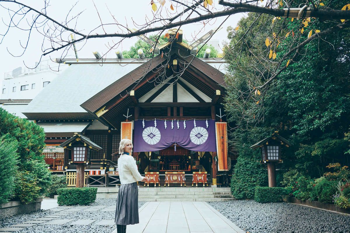 東京大神宮を参拝するHANAのMOMOKAさん