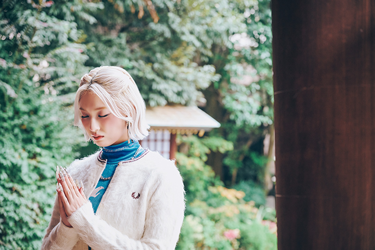 東京大神宮を参拝するHANAのMOMOKAさん