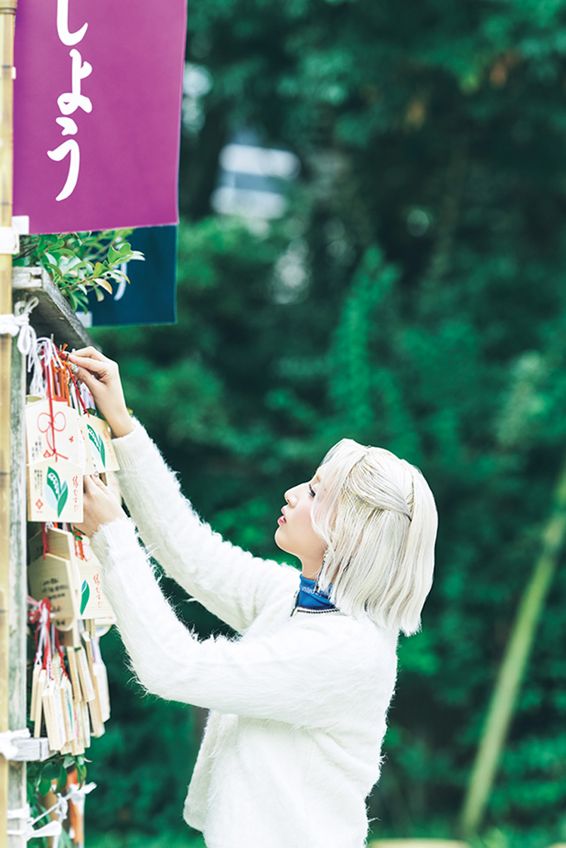 東京大神宮を参拝するHANAのMOMOKAさん