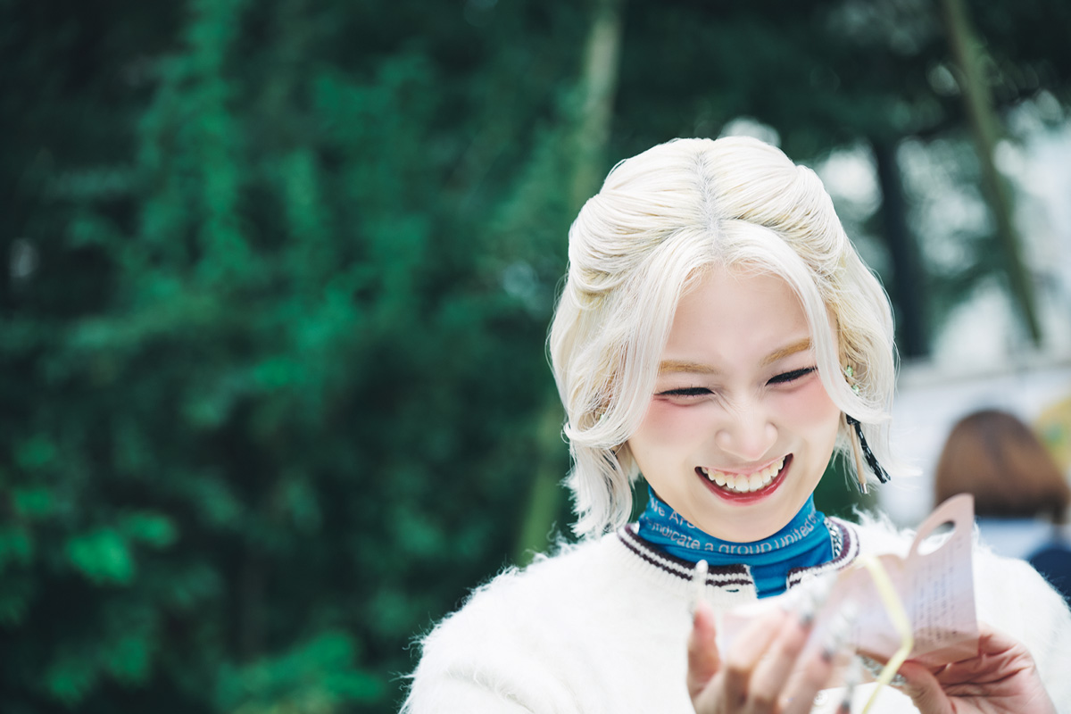 東京大神宮を参拝するHANAのMOMOKAさん