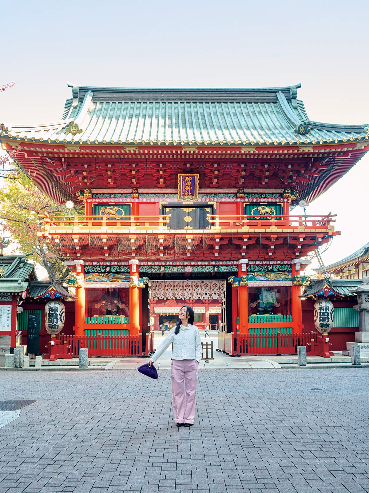 白トップスに薄ピンクのパンツではなやかに。ブラウス24,200円、キルティングベスト33,000円（共にネストローブ｜ネストローブ 表参道店 03-6438-07
17）／パンツ59,400円（ファビ・メルカート 03-6825-2262）／バッグ39,600円（ヨウ https://www.yoyoyoyoyoy.com/）／ピアス、シューズは私物