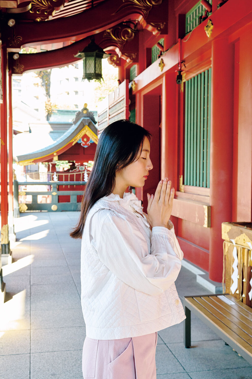 馬蹄など、ファッションにもなじみやすいアイテムが多いのがうれしい。胸元で存在感を発揮するヴィンテージのネックレスをお守りがわりに。⾺のチャームネックレス23,000円（レヴォントゥリ https://revontulivintage.com/）