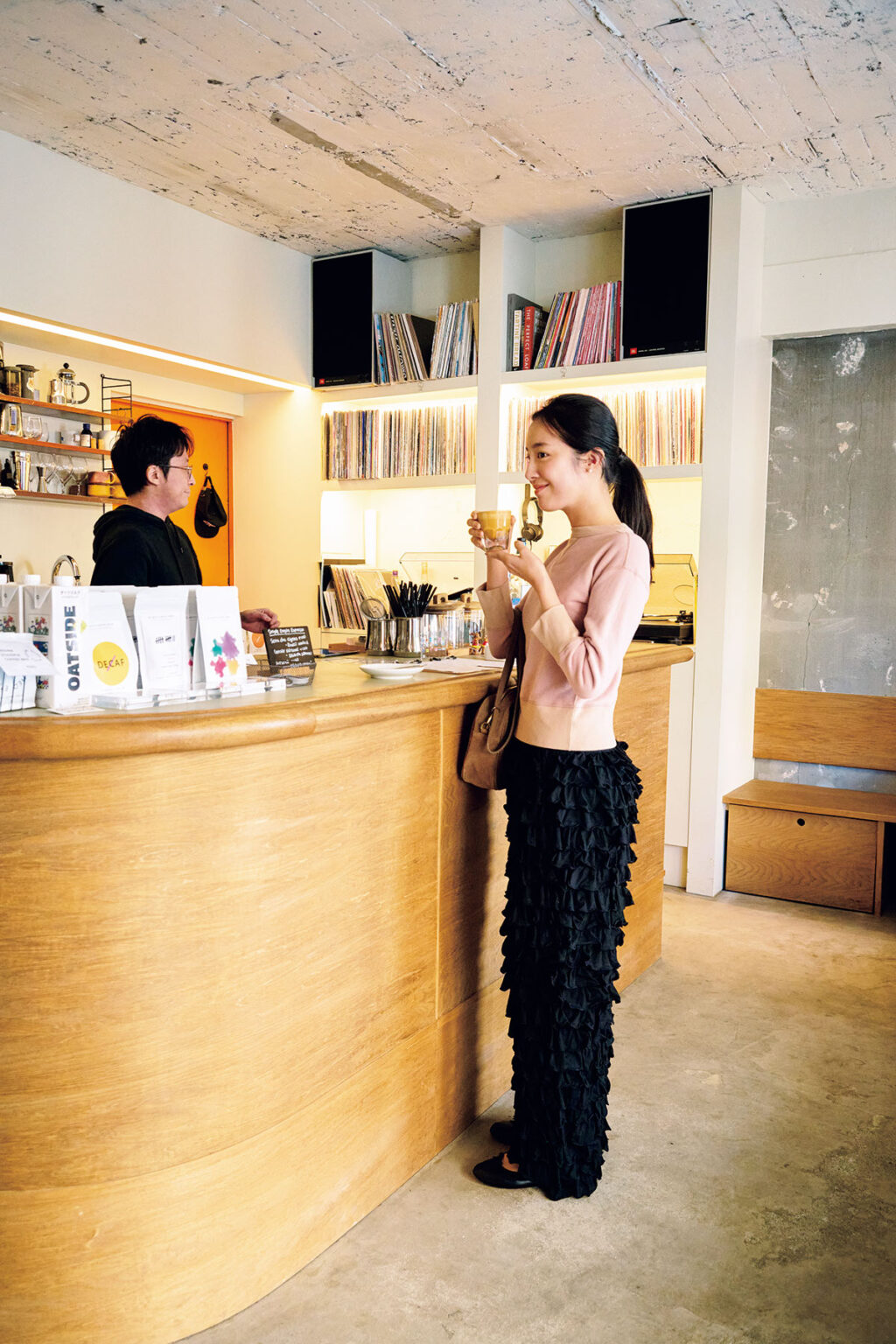 スウェット30,800円（フィフィ コレクション https://fificollection.stores.jp/）／フリルパンツ39,800円（エニウェア プロダクツ https://anywhereproduc
ts.jp/）／バッグ27,500円（ネストローブ｜ネストローブ 表参道店 03-6438-0717）／ピアスはモデル私物、シューズはスタイリスト私物