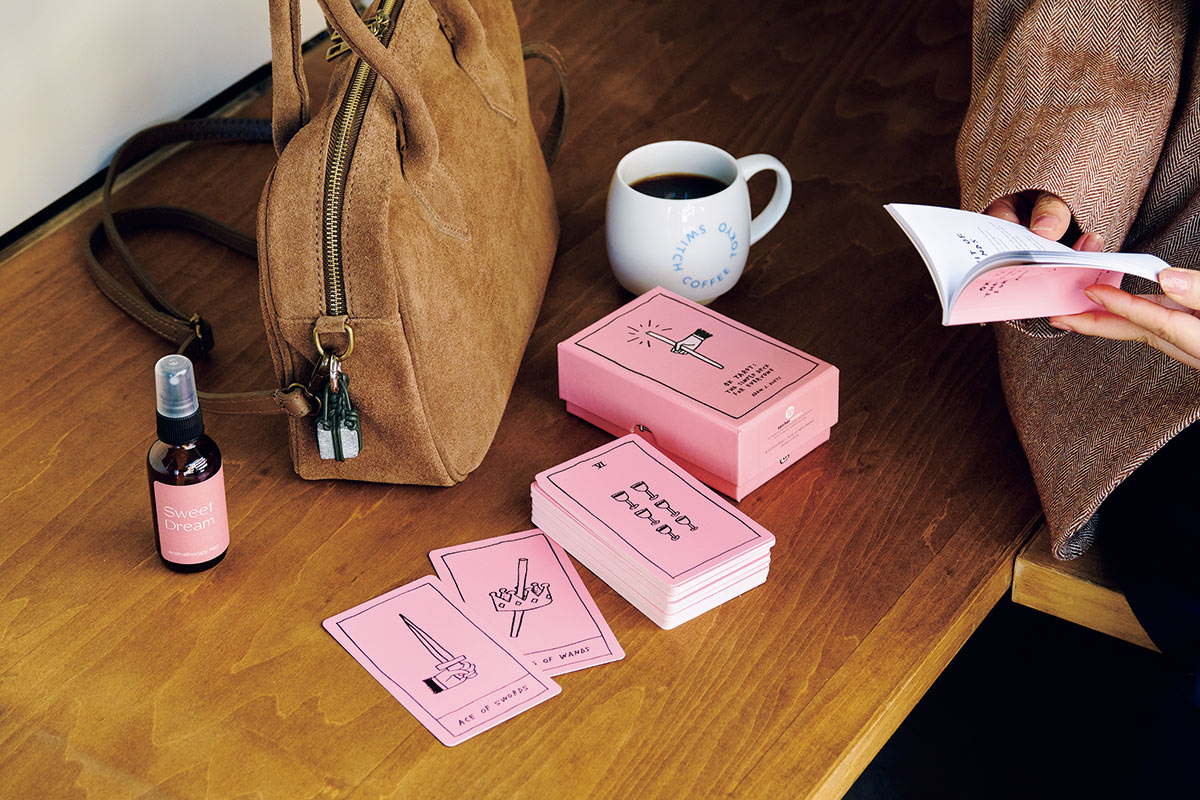 左から、スイートドリームスプレー4,620円（スピーシーズ バイ ザ サウザンズ｜イッツソーイージー 03-3400-0340）／バッグに付けた関守石型チャーム3,300円（ヨウ https://www.yoyoyoyoyoy.com/）／OK タロットカード5,480円（ADAM JK PRESS｜クロノスゲート https://chronosgate.co.jp/）