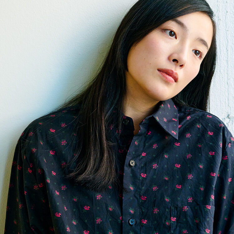 シャツ27,500円(ヤエカ カンバス デザイン|ヤエカ 03-6426-7107) シャツ27,500円(ヤエカ カンバス デザイン|ヤエカ 03-6426-7107)