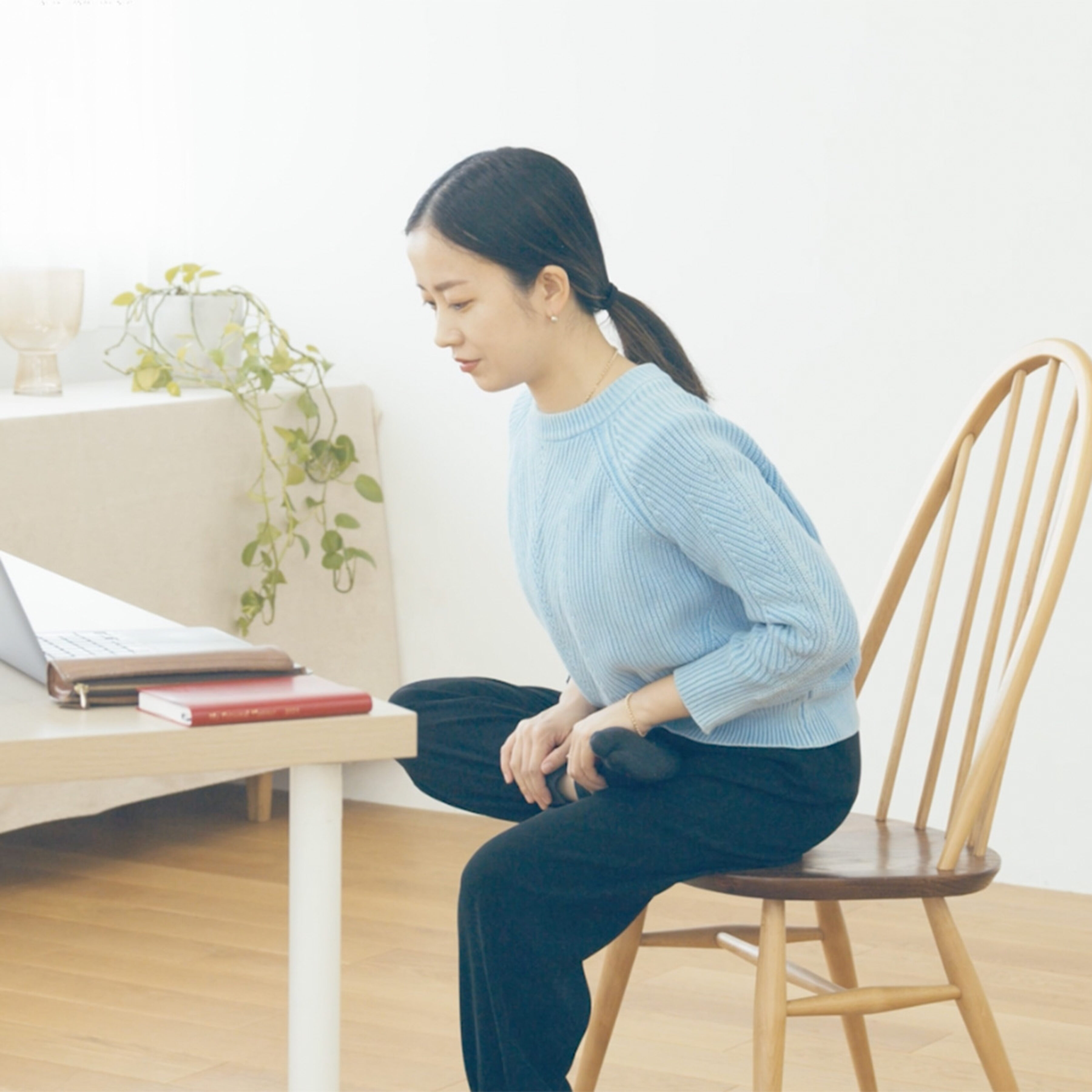 【1日1分座ったまま】暖かくなるまでに贅肉を落とす！｜二の腕、腰回り、顔のたるみ解消など座ったままできるエクササイズ9選