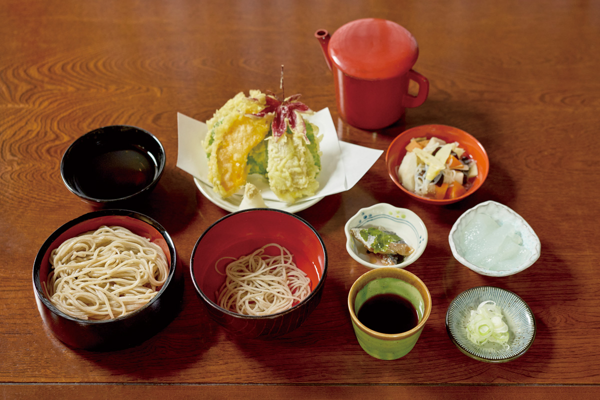 【宮古そば】そばと水のクリアな甘みを享受する。〈宮古そば 権三郎〉