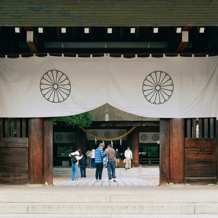 神門から先は聖域とされ、写真撮影は禁止。奥に見えるのは拝殿。神門の手前には魔除けの力があると伝わる石造の狛犬が。国の重要文化財。