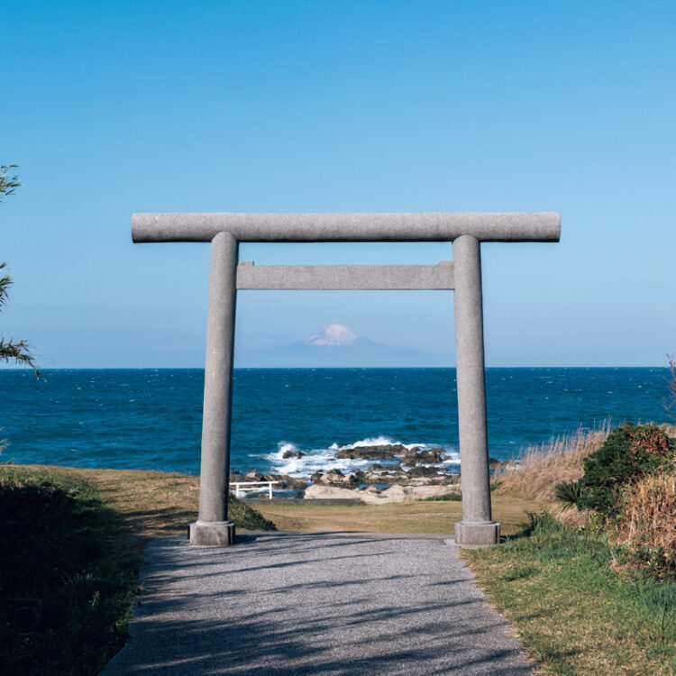 本殿が小高い山の上にある洲崎神社からは、海のパノラマが広がる。夏季には一の鳥居（浜の鳥居）の先に富士山と夕日が重なるダイヤモンド富士も拝める。