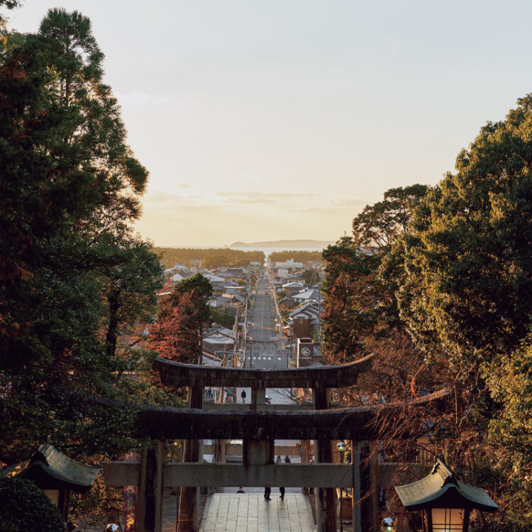 夕暮れ前、参道の石段最上部からの眺め。太陽が沈む位置は季節により異なり、“光の道”が現れる期間は写真奥の相島の向こうに沈み、神々しい風景となる。