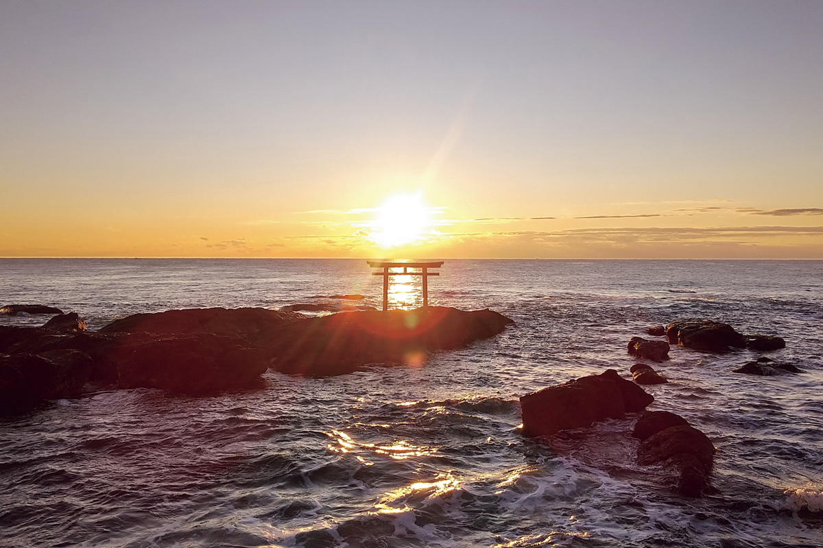 【茨城県】神様が降り立った磯で陽の光を浴びる。〈大洗磯前神社〉