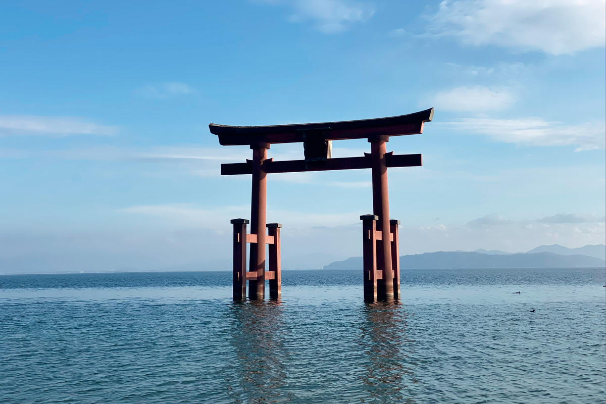 【滋賀県】琵琶湖に鳥居が浮かぶ神秘的な景色に触れる。〈白鬚神社〉