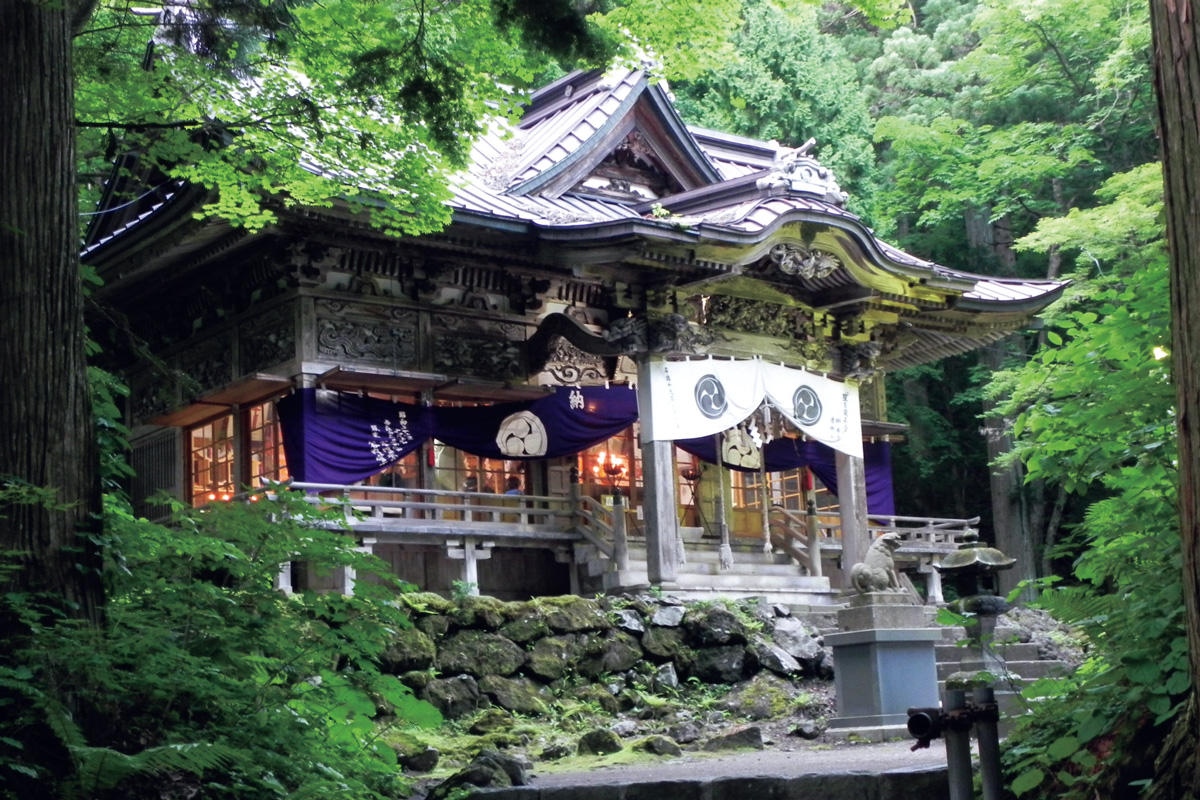 【青森県】火の勢いを中和するカルデラ湖に立つ古刹。〈十和田神社〉