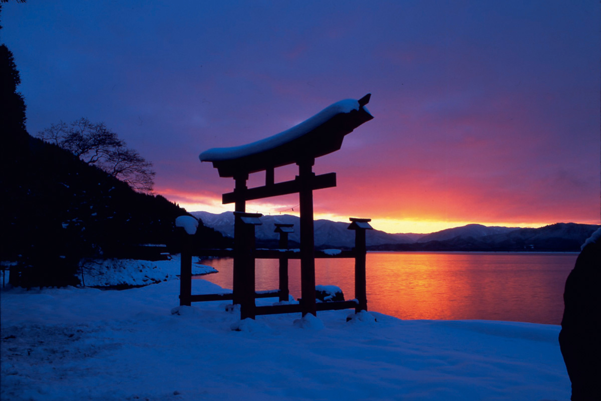 【秋田県】永遠の美を求めた湖の龍伝説が残る場所。〈御座石神社〉