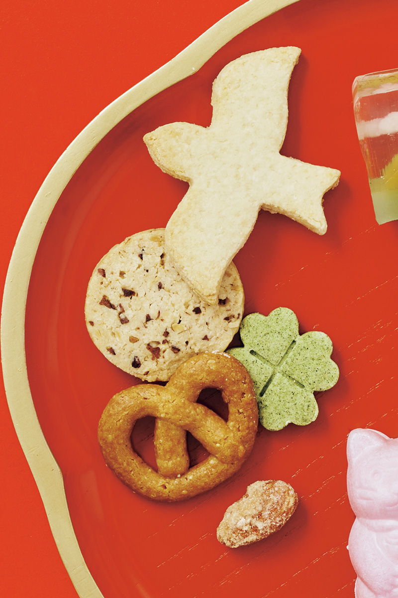 喜ばせ上手の開運お取り寄せ3. 〈COCO CHOU CHOU〉の「つばめとクローバーのクッキー缶」