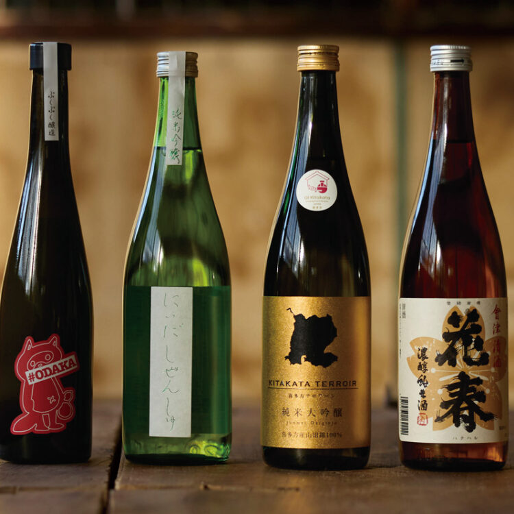 右から、今回取材した〈花春酒造〉濃醇純米酒1,265円、〈ほまれ酒造〉喜多方テロワールEPISODE4（山田錦）2,420円、〈仁井田本家〉にいだしぜんしゅ 純米吟醸2,200円（全て720ml）、〈ぷくぷく醸造〉#ODAKA 酵母無添加 木桶どぶろく1,760円（500ml）。掲載価格は併設直売店での価格で、酒販店の価格と異なる場合があります。