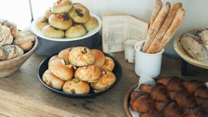 【京都】わざわざ立ち寄りたいパン屋さん｜カラフルなパンが並ぶベーカリー、売り切れ必至の名店、ドーナツも美味しいお店など18選