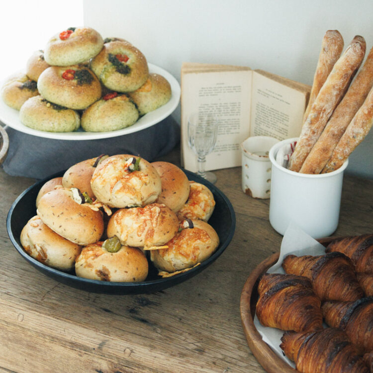 【京都】わざわざ立ち寄りたいパン屋さん｜カラフルなパンが並ぶベーカリー、売り切れ必至の名店、ドーナツも美味しいお店など18選