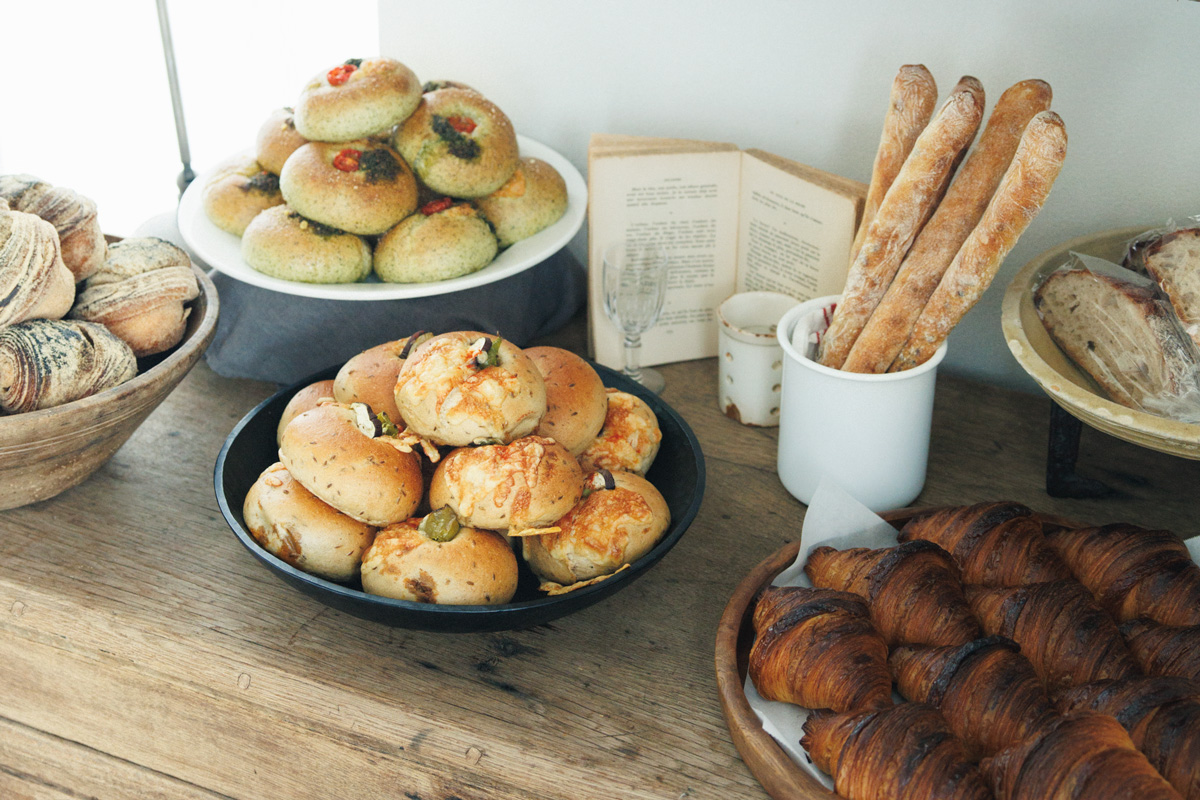 【京都】わざわざ立ち寄りたいパン屋さん｜カラフルなパンが並ぶベーカリー、売り切れ必至の名店、ドーナツも美味しいお店など18選