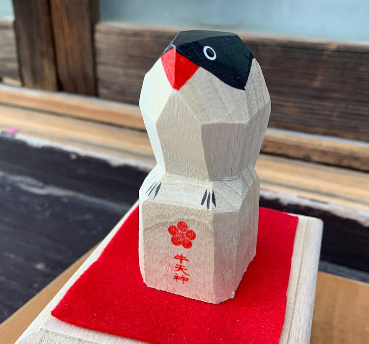 牛天神北野神社の鷽鳥。数に限りがあるので、なくなり次第授与は終了。 牛天神北野神社の鷽鳥。数に限りがあるので、なくなり次第授与は終了。